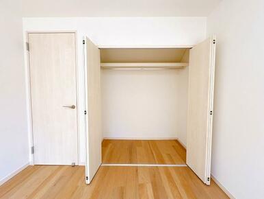 「2F南東洋室」収納がございます