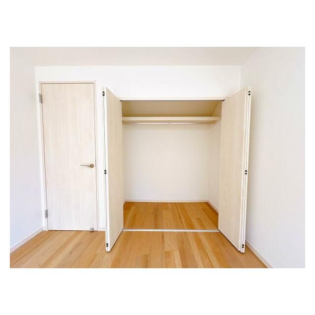 「2F南東洋室」収納がございます