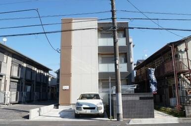 建物は西側道路に接しています