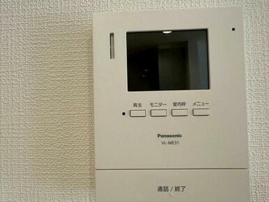 今や必需品となっておりますTVモニター付きインターホンです。録画・再生器のもついており防犯性もばっちりです。キッチン横にありワンタッチで外の方とお話ができますので便利です。