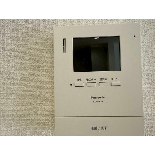 今や必需品となっておりますTVモニター付きインターホンです。録画・再生器のもついており防犯性もばっちりです。キッチン横にありワンタッチで外の方とお話ができますので便利です。