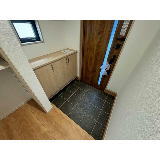 玄関扉から光の差し込む明るい玄関です。 たっぷり収納できるシューズボックス付きなので、家族全員の靴がきれいに整頓できます。