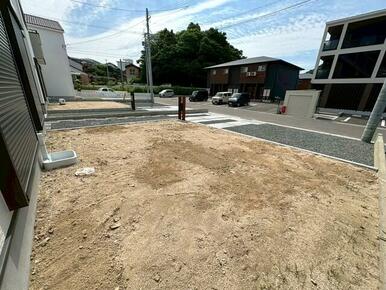 広々とした南側のお庭付き　ガーデニングや家庭菜園、お子様の遊び場としても活躍します。