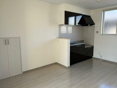 キッチン並びに収納あり