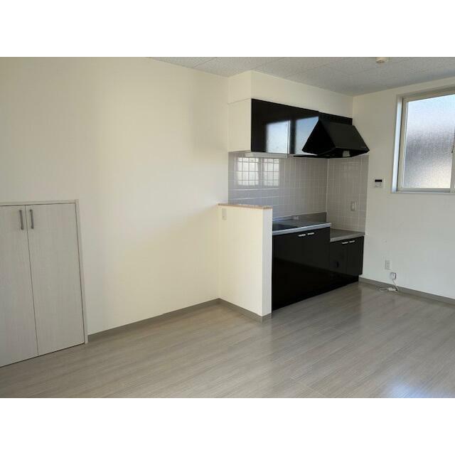 キッチン並びに収納あり