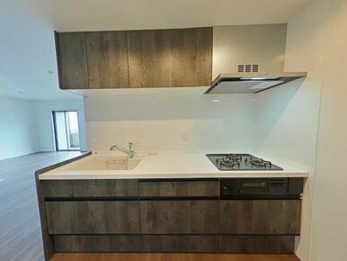 シックなカラーで統一されたキッチンは大人の雰囲気漂う空間です♪