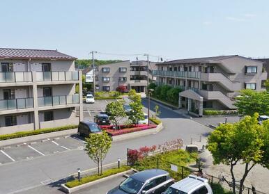 ディーセントハウスの街並。右がＣ棟で右手前が公園。倉庫には自家発電機・水・食料などの災害用備蓄あり。