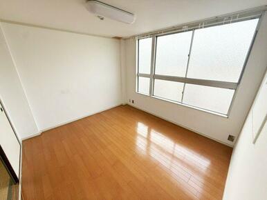 大きな窓があり明るい洋室5.5帖です。