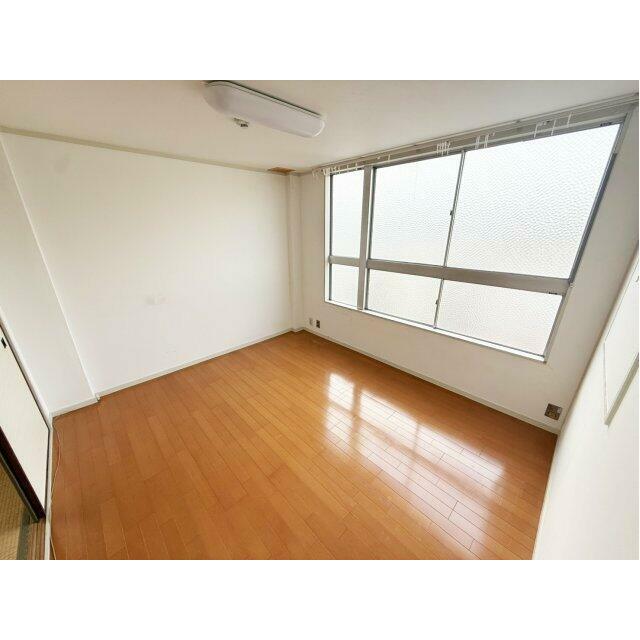 大きな窓があり明るい洋室5.5帖です。