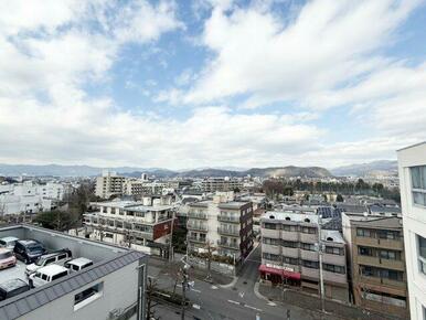 洋室約5.5帖からの北側眺望となります。五山送り火「妙」「法」が望めます。