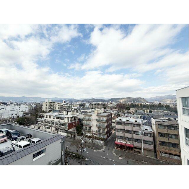 洋室約5.5帖からの北側眺望となります。五山送り火「妙」「法」が望めます。