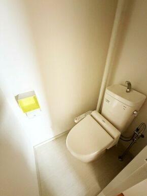 TOTO製の温水洗浄便座付きトイレです。