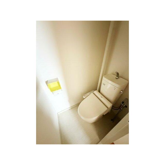 TOTO製の温水洗浄便座付きトイレです。