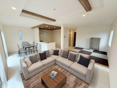 【(2)号棟 リビング】