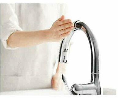 手が汚れていても触れずに吐水・止水ができるタッチレス水栓。操作がスムーズで、水栓も汚れず衛生的
