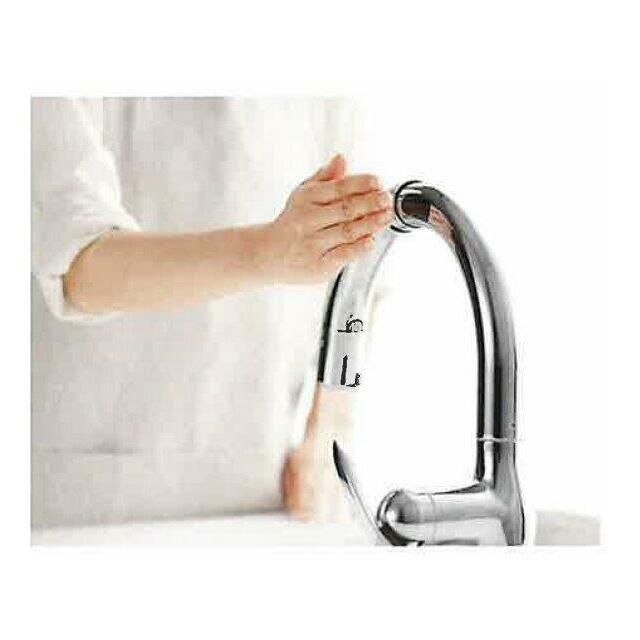 手が汚れていても触れずに吐水・止水ができるタッチレス水栓。操作がスムーズで、水栓も汚れず衛生的