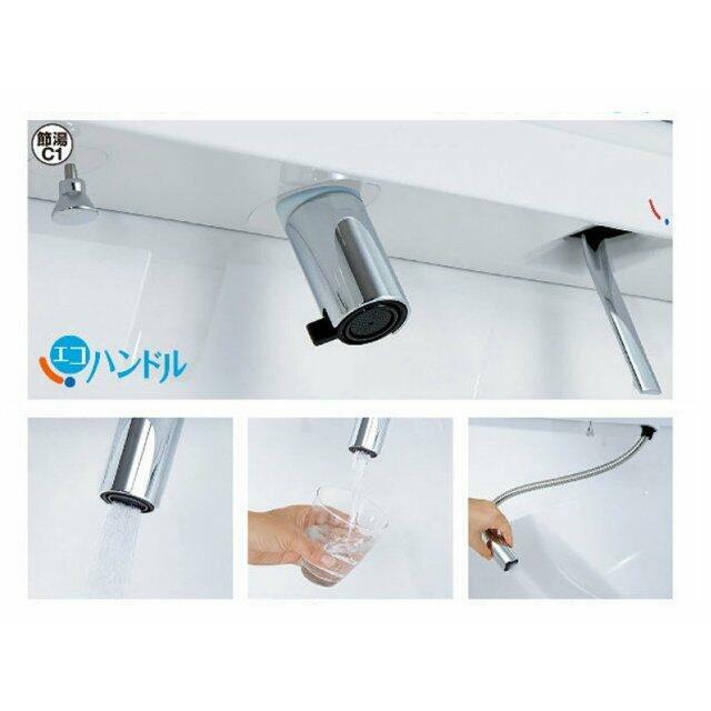 水栓まわりに水が溜まりにくい形状で、お掃除も簡単。 ホースを引き出せて、隅々までサッと洗い流せます。