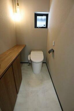 トイレ 棚、収納付きのおしゃれなトイレ空間