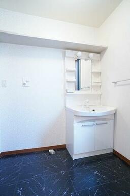 サニタリールームには、シャンプードレッサーを採用☆また、吊り棚もありタオルを置いたりと便利です☆