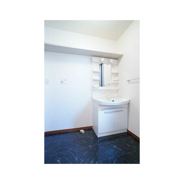 サニタリールームには、シャンプードレッサーを採用☆また、吊り棚もありタオルを置いたりと便利です☆