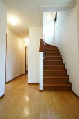 玄関から、階段を撮影しました！ちゃんと、階段には手摺があります☆
