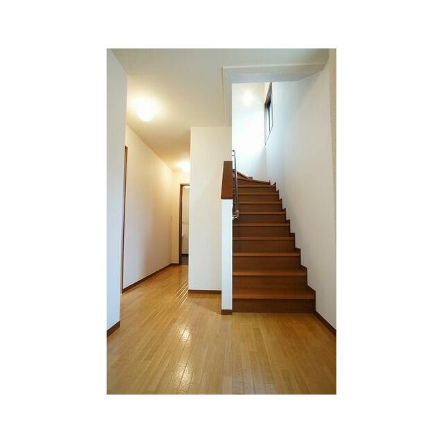 玄関から、階段を撮影しました！ちゃんと、階段には手摺があります☆