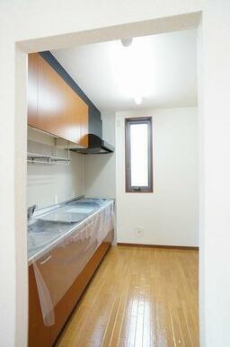 ＬＤＫから、キッチンを撮影してみました☆洗い物などが丸見えになってしまう場合もあるので、キッチン位…