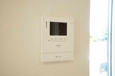 液晶モニター付きインターホンで来客を確認できます。