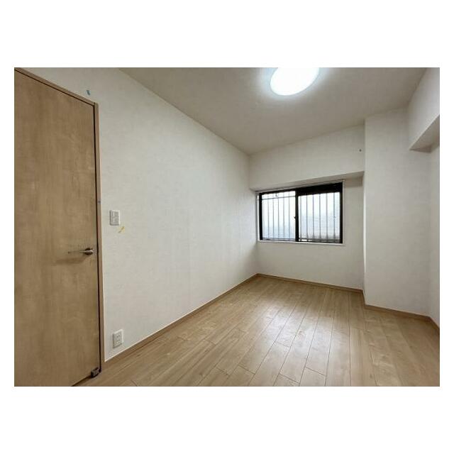 約6帖洋室「玄関横の洋室です。」