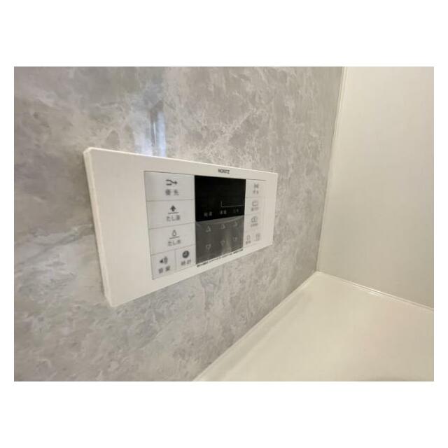 ボタンひとつでお湯張りや追い焚き、温度調整までしてくれる便利なオートバス機能付き！