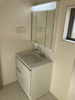 一日の始まりは洗面所から。さぁ顔を洗って気合を入れよう（4号棟）