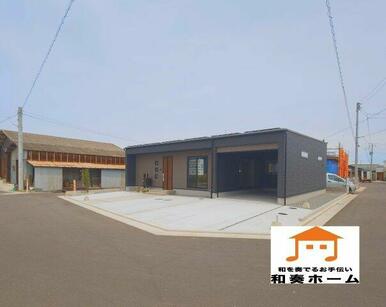 前面道路が広いので大きな車でも運転しやすく、車庫入れも余裕を持ってできるのが魅力的なお家です。