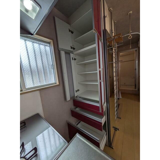 キッチンの背面にもたっぷり収納できる食器棚があります