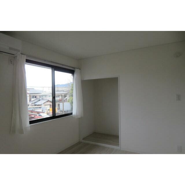 西側洋室　収納スペース