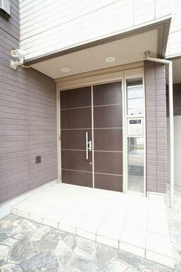 共用エントランス扉はオートロック仕様。防犯面にも配慮しております。