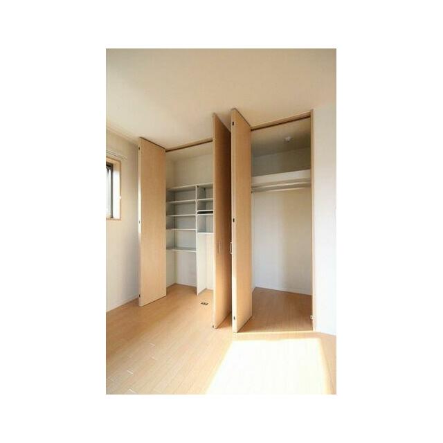 洋室収納。天井まで高さがあり、用途に合わせた間仕切りになっているのでたっぷり収納出来ちゃいます♪