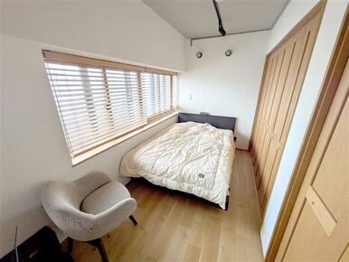 朝日が差し込む洋室です。