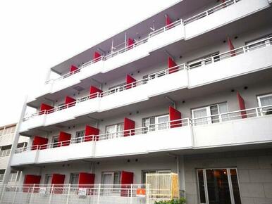 シンプルで落ち着いたデザインの外観です