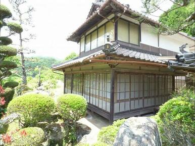 附属建物あり（離れ１棟、物置２棟、納屋１棟）