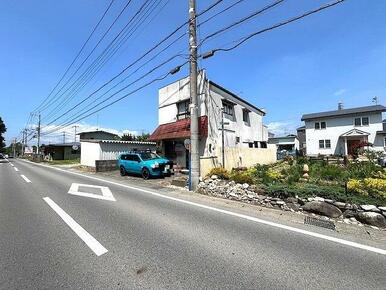 前面道路を含んだ外観写真です。