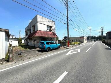 前面道路を含んだ外観写真です。