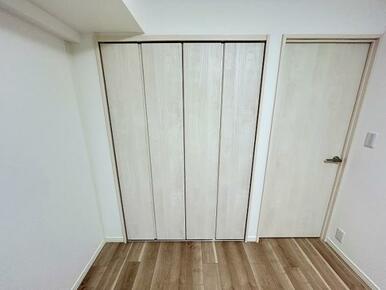 「洋室約5.5畳」クローゼット付きです