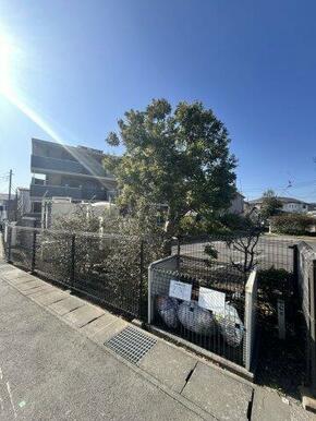 敷地内にゴミ捨て場があり便利です。