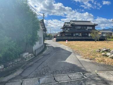 東側前面道路（北側から南側へ向けて撮影）