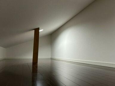 「屋根裏収納」
