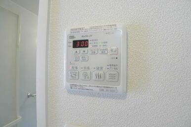浴室乾燥機操作パネル。暖房、涼風、乾燥、換気、タイマー等便利な機能が付いてます。