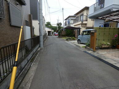 前面道路　（東側より）