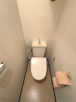清潔感のあるトイレは、温水洗浄便座と手洗い器を完備。日々を快適に過ごすための設備が整っています。
