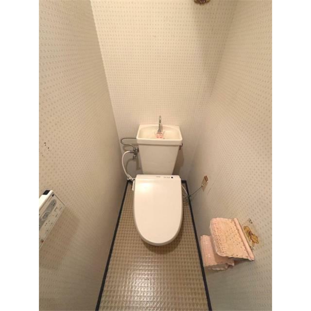 清潔感のあるトイレは、温水洗浄便座と手洗い器を完備。日々を快適に過ごすための設備が整っています。