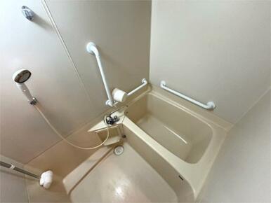 手すりが複数設置された浴室で、ご入浴をサポートします。毎日のバスタイムを快適に過ごせます。